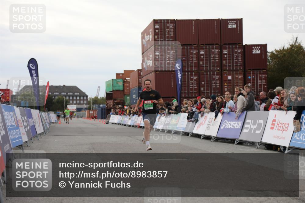 03.10.2025 - Köhlbrandbrückenlauf Yannick Fuchs http://msf.ph/oto/8983857 03.10.2025 15:54:20 Ziel 7123 meine-sportfotos.de