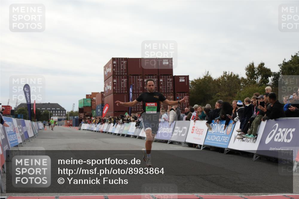 03.10.2025 - Köhlbrandbrückenlauf Yannick Fuchs http://msf.ph/oto/8983864 03.10.2025 15:54:22 Ziel 7123 meine-sportfotos.de
