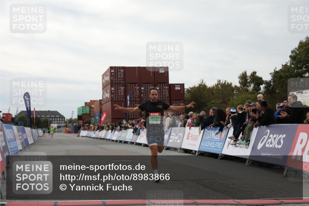 03.10.2025 - Köhlbrandbrückenlauf Yannick Fuchs http://msf.ph/oto/8983866 03.10.2025 15:54:22 Ziel 7123 meine-sportfotos.de