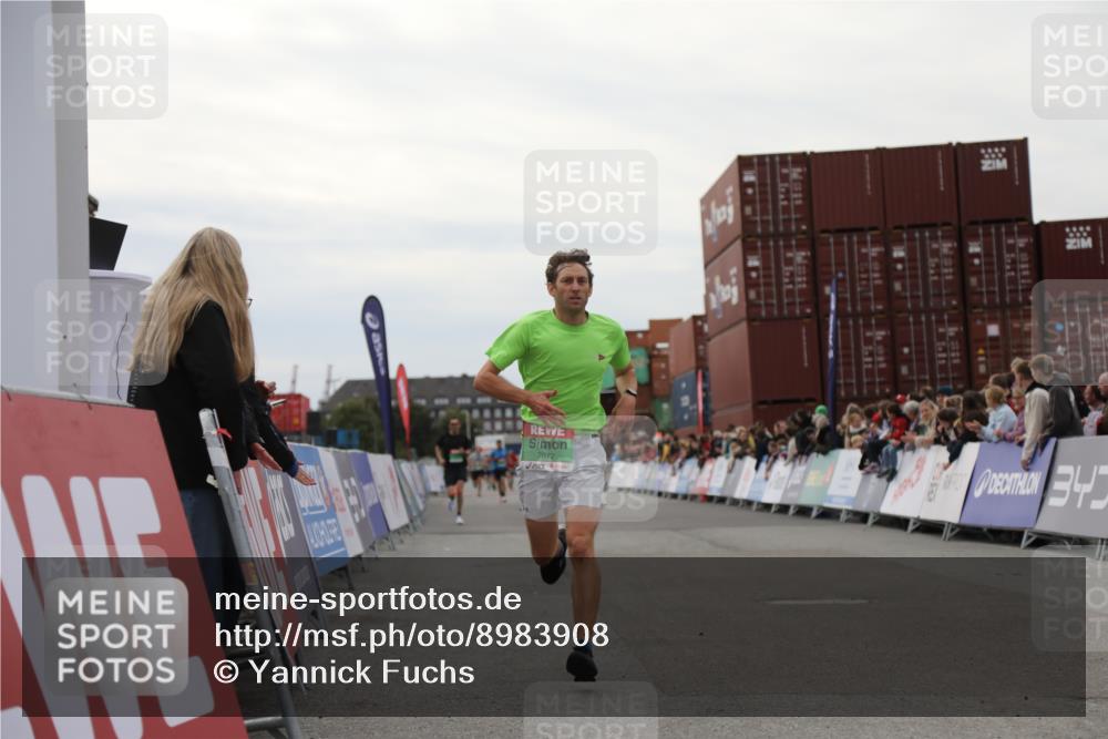 03.10.2025 - Köhlbrandbrückenlauf Yannick Fuchs http://msf.ph/oto/8983908 03.10.2025 15:54:33 Ziel 7026, 7072 meine-sportfotos.de