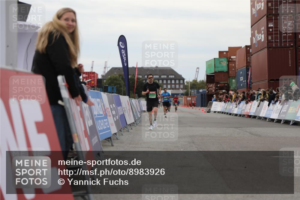 03.10.2025 - Köhlbrandbrückenlauf Yannick Fuchs http://msf.ph/oto/8983926 03.10.2025 15:54:36 Ziel 7026, 7072 meine-sportfotos.de