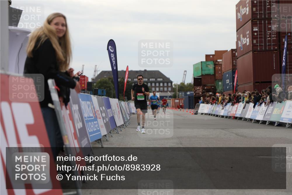 03.10.2025 - Köhlbrandbrückenlauf Yannick Fuchs http://msf.ph/oto/8983928 03.10.2025 15:54:36 Ziel 7026, 7072 meine-sportfotos.de