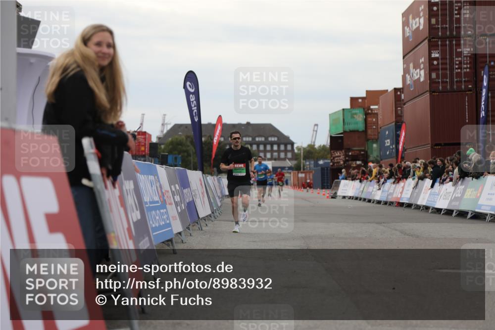 03.10.2025 - Köhlbrandbrückenlauf Yannick Fuchs http://msf.ph/oto/8983932 03.10.2025 15:54:37 Ziel 7026, 7072 meine-sportfotos.de