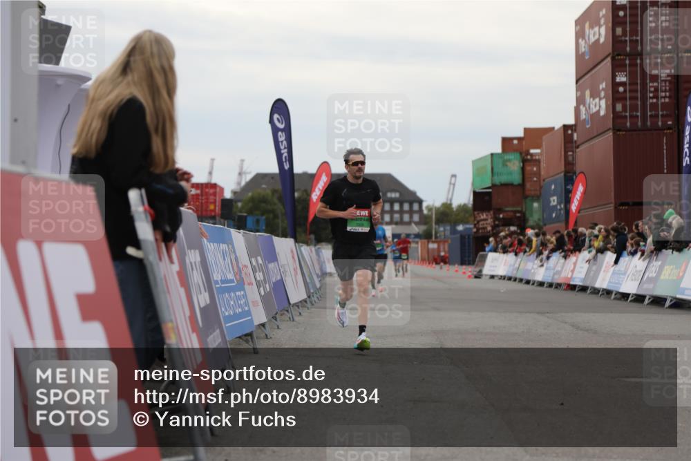 03.10.2025 - Köhlbrandbrückenlauf Yannick Fuchs http://msf.ph/oto/8983934 03.10.2025 15:54:38 Ziel 7026, 7068, 7072 meine-sportfotos.de