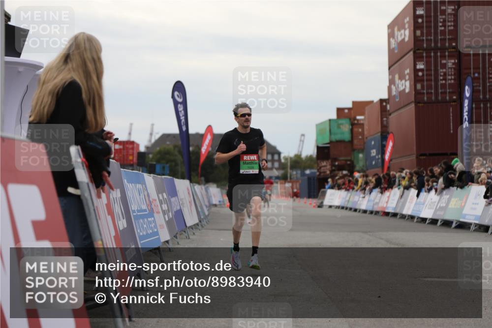 03.10.2025 - Köhlbrandbrückenlauf Yannick Fuchs http://msf.ph/oto/8983940 03.10.2025 15:54:39 Ziel 7026, 7068 meine-sportfotos.de