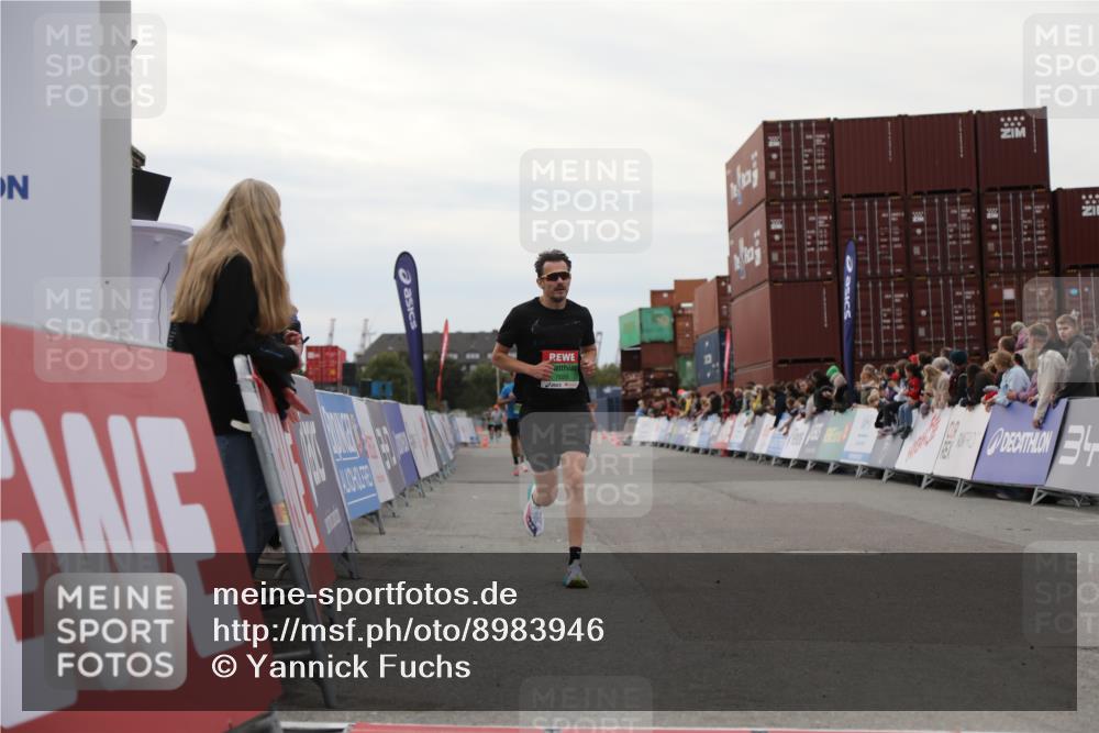 03.10.2025 - Köhlbrandbrückenlauf Yannick Fuchs http://msf.ph/oto/8983946 03.10.2025 15:54:40 Ziel 7026, 7068 meine-sportfotos.de