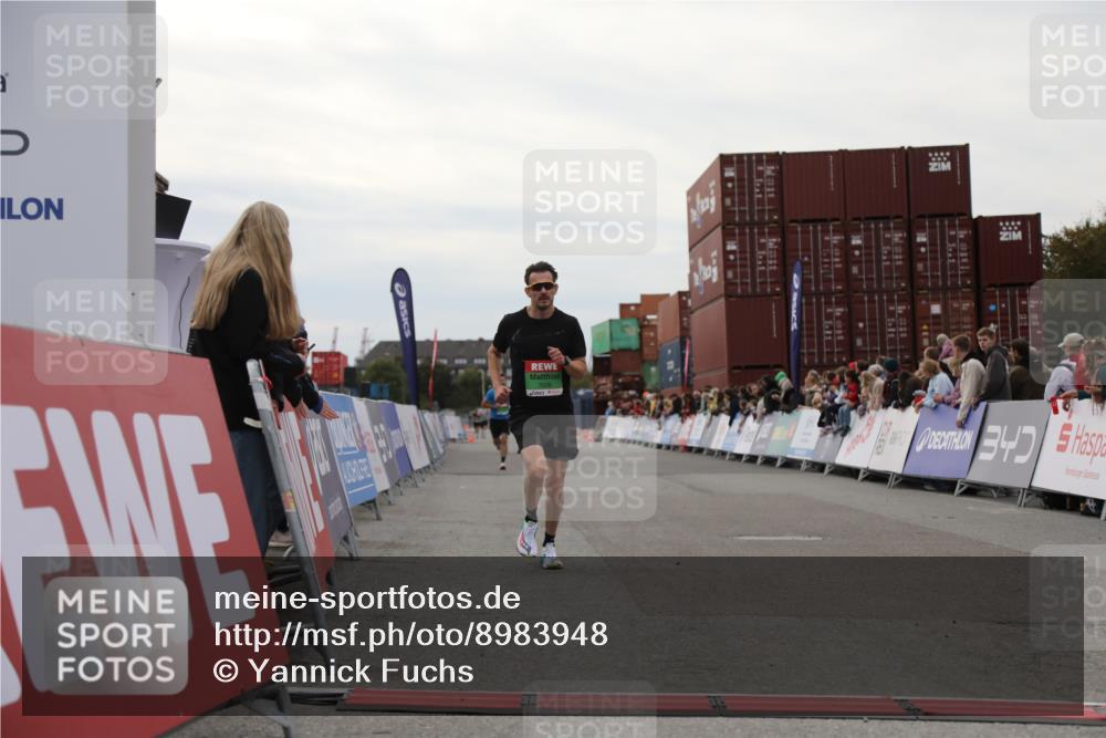 03.10.2025 - Köhlbrandbrückenlauf Yannick Fuchs http://msf.ph/oto/8983948 03.10.2025 15:54:40 Ziel 7026, 7068 meine-sportfotos.de