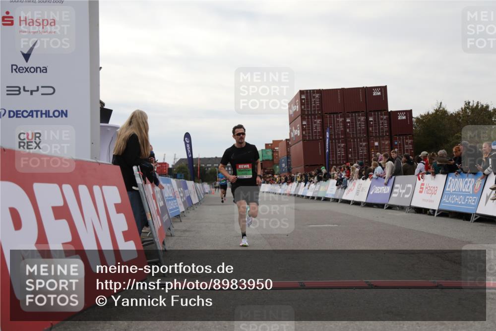 03.10.2025 - Köhlbrandbrückenlauf Yannick Fuchs http://msf.ph/oto/8983950 03.10.2025 15:54:40 Ziel 7026, 7068 meine-sportfotos.de
