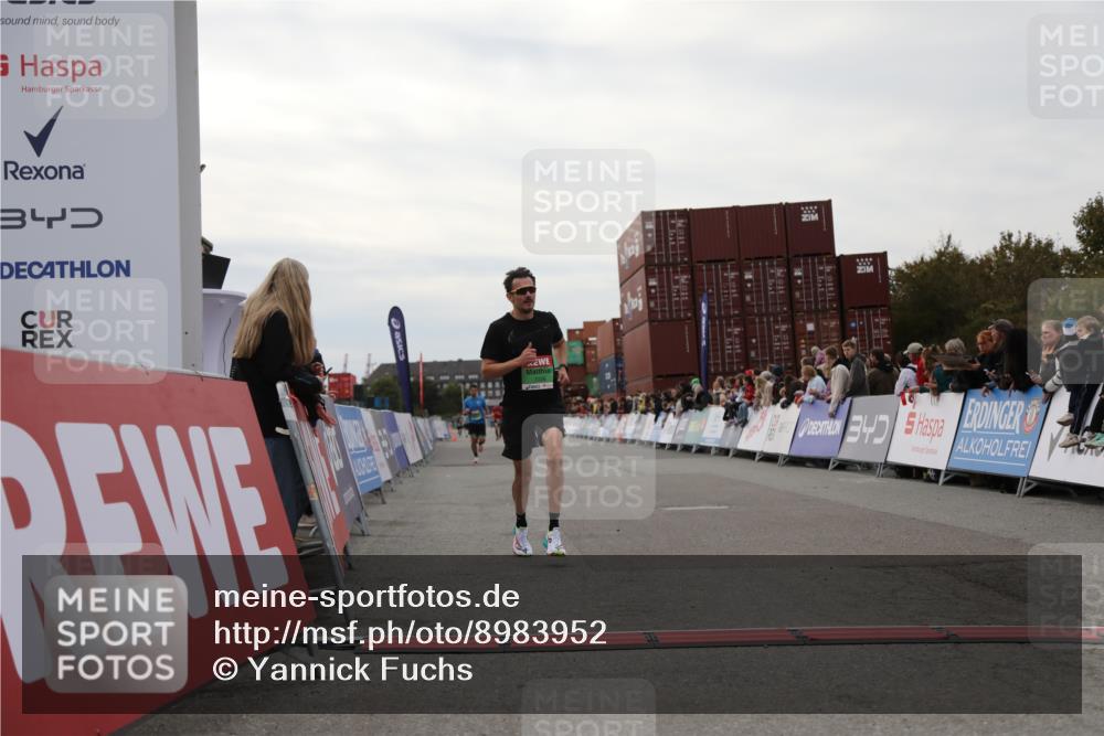 03.10.2025 - Köhlbrandbrückenlauf Yannick Fuchs http://msf.ph/oto/8983952 03.10.2025 15:54:40 Ziel 7026, 7068 meine-sportfotos.de