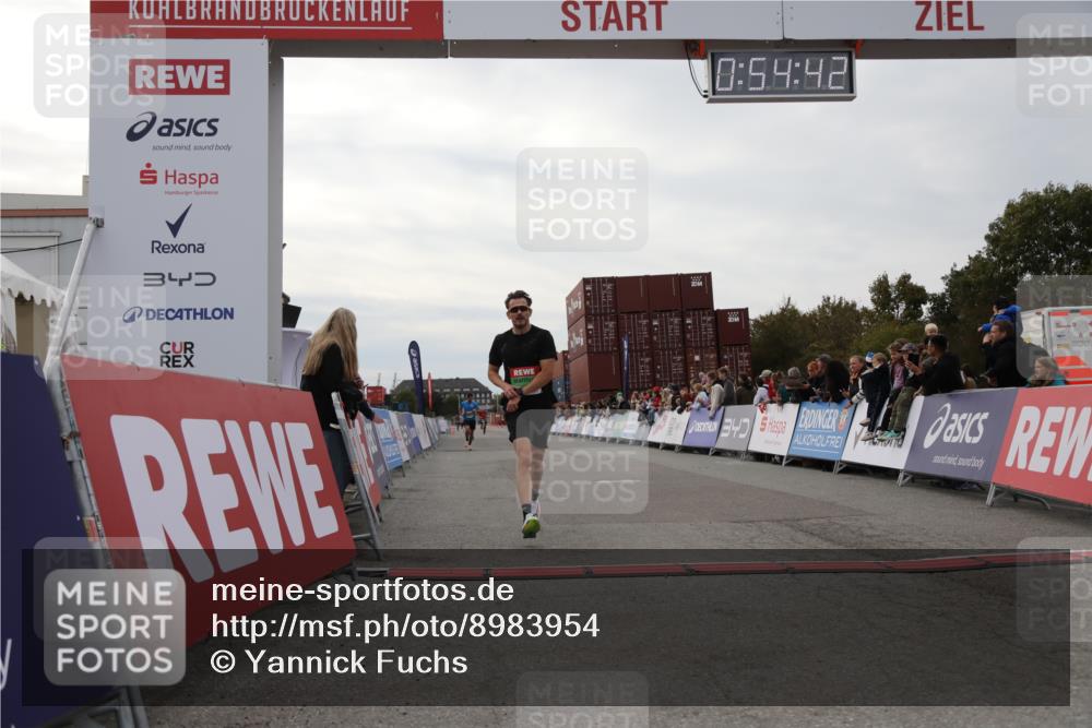 03.10.2025 - Köhlbrandbrückenlauf Yannick Fuchs http://msf.ph/oto/8983954 03.10.2025 15:54:41 Ziel 7026, 7068 meine-sportfotos.de