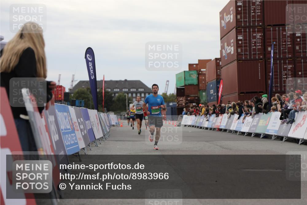 03.10.2025 - Köhlbrandbrückenlauf Yannick Fuchs http://msf.ph/oto/8983966 03.10.2025 15:54:43 Ziel 7026, 7068, 7809 meine-sportfotos.de