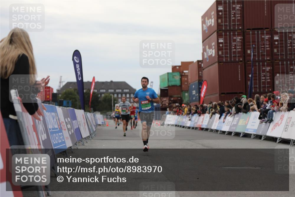03.10.2025 - Köhlbrandbrückenlauf Yannick Fuchs http://msf.ph/oto/8983970 03.10.2025 15:54:43 Ziel 7026, 7068, 7809 meine-sportfotos.de