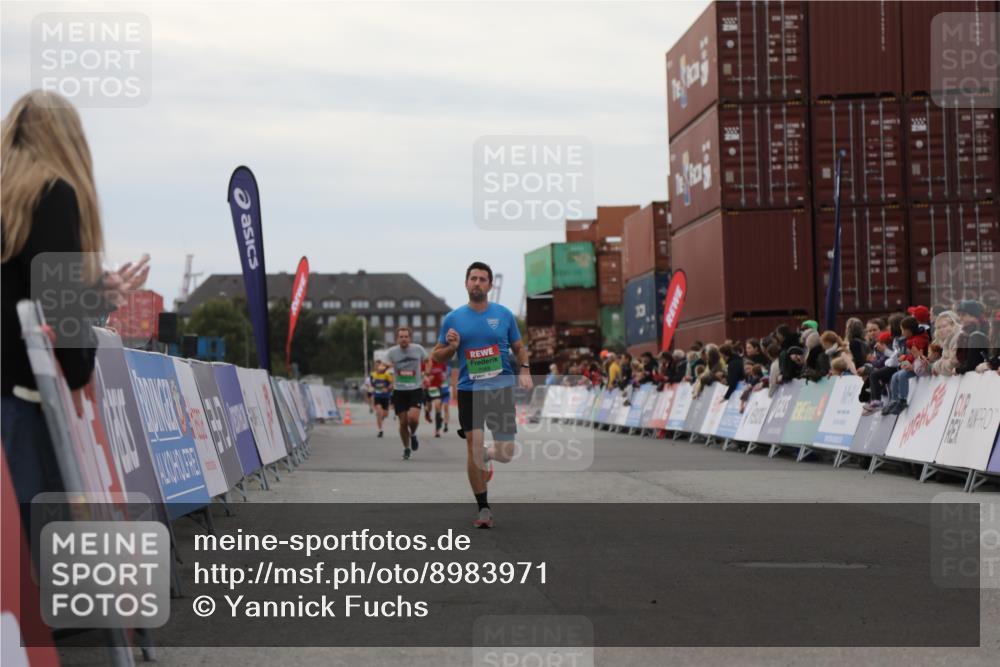 03.10.2025 - Köhlbrandbrückenlauf Yannick Fuchs http://msf.ph/oto/8983971 03.10.2025 15:54:43 Ziel 7026, 7068, 7809 meine-sportfotos.de