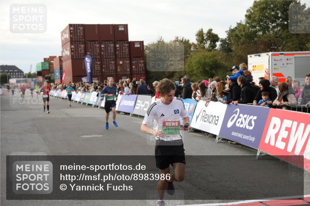 03.10.2025 - Köhlbrandbrückenlauf Yannick Fuchs http://msf.ph/oto/8983986 03.10.2025 16:08:00 Ziel 7085, 7319, 7335, 7494, 8824, 9072, 9543 meine-sportfotos.de