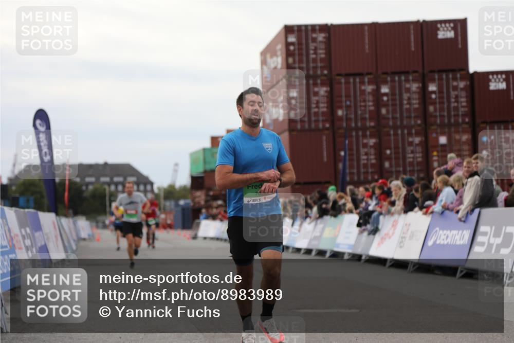 03.10.2025 - Köhlbrandbrückenlauf Yannick Fuchs http://msf.ph/oto/8983989 03.10.2025 15:54:46 Ziel 7068, 7809, 8872 meine-sportfotos.de