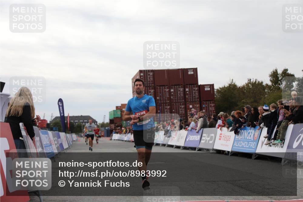 03.10.2025 - Köhlbrandbrückenlauf Yannick Fuchs http://msf.ph/oto/8983992 03.10.2025 15:54:46 Ziel 7068, 7809, 8872 meine-sportfotos.de