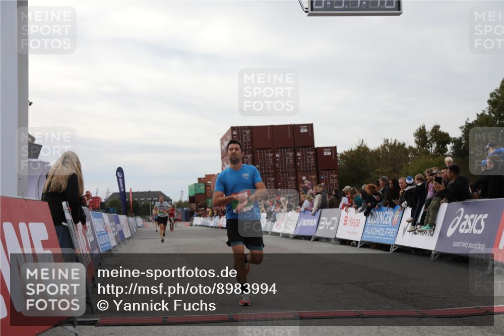 03.10.2025 - Köhlbrandbrückenlauf Yannick Fuchs http://msf.ph/oto/8983994 03.10.2025 15:54:46 Ziel 7068, 7809, 8872 meine-sportfotos.de