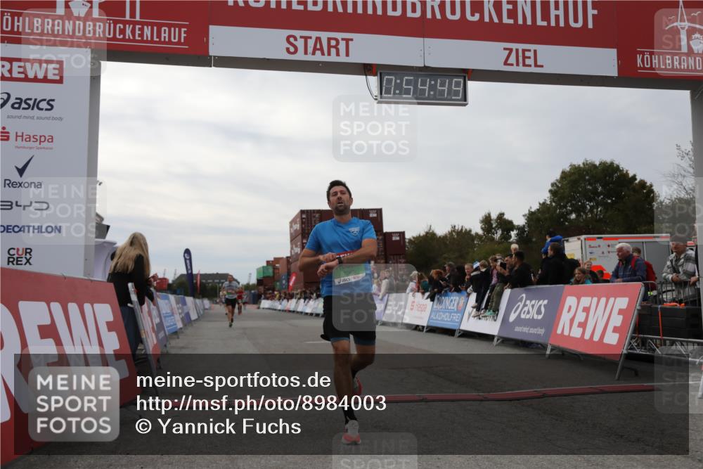 03.10.2025 - Köhlbrandbrückenlauf Yannick Fuchs http://msf.ph/oto/8984003 03.10.2025 15:54:47 Ziel 7068, 7809, 8872, 9481 meine-sportfotos.de
