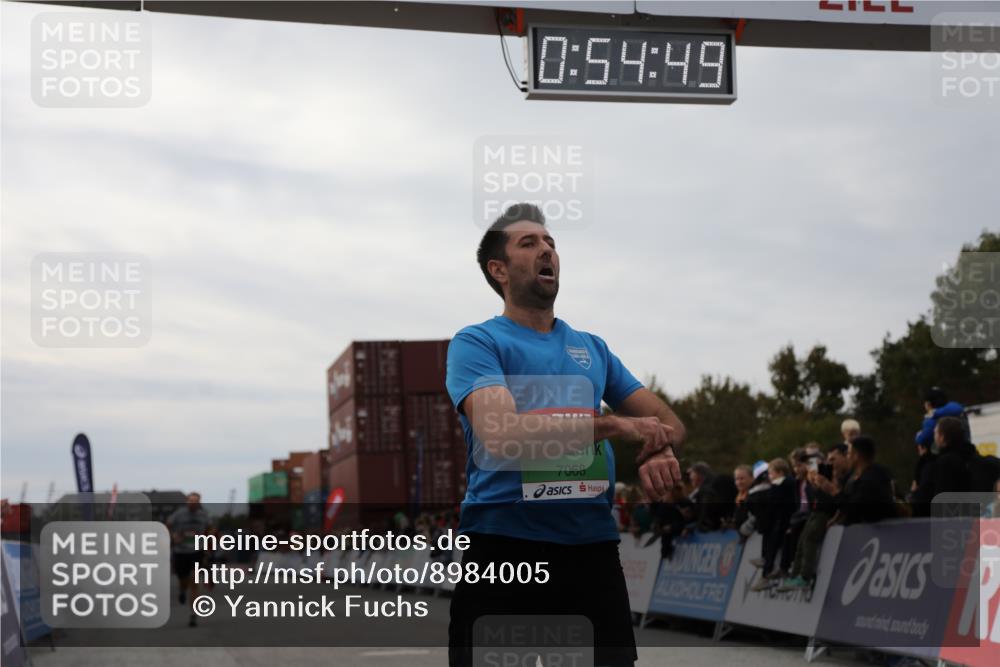 03.10.2025 - Köhlbrandbrückenlauf Yannick Fuchs http://msf.ph/oto/8984005 03.10.2025 15:54:47 Ziel 7068, 7809, 8872, 9481 meine-sportfotos.de