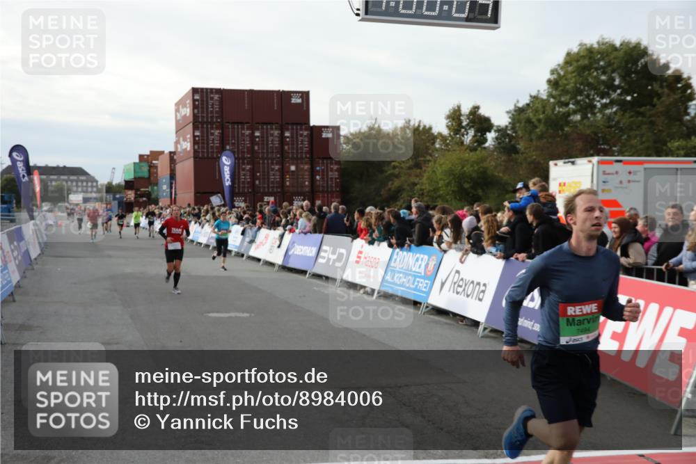 03.10.2025 - Köhlbrandbrückenlauf Yannick Fuchs http://msf.ph/oto/8984006 03.10.2025 16:08:03 Ziel 7319, 7335, 7494, 9072, 9543 meine-sportfotos.de