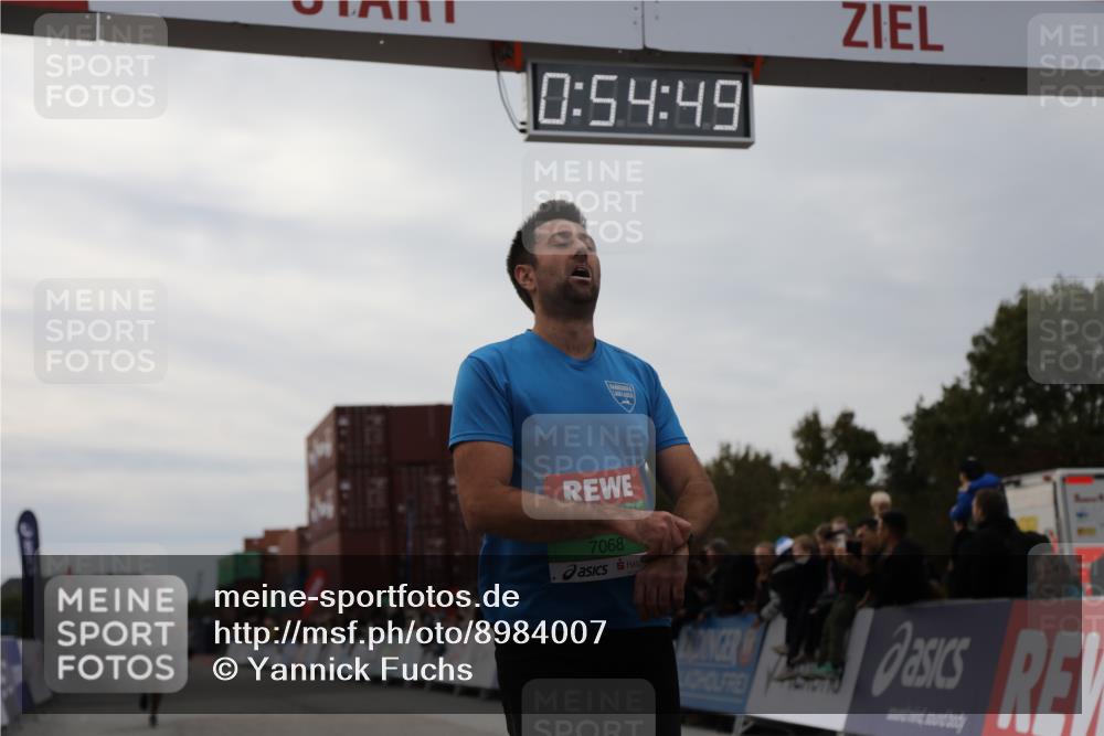 03.10.2025 - Köhlbrandbrückenlauf Yannick Fuchs http://msf.ph/oto/8984007 03.10.2025 15:54:48 Ziel 7068, 7809, 8872, 9481 meine-sportfotos.de