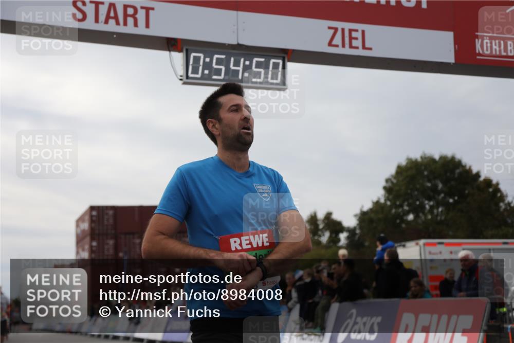 03.10.2025 - Köhlbrandbrückenlauf Yannick Fuchs http://msf.ph/oto/8984008 03.10.2025 15:54:48 Ziel 7068, 7809, 8872, 9481 meine-sportfotos.de