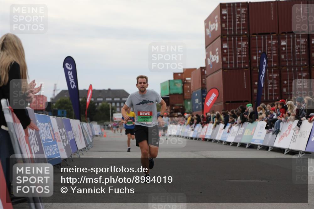 03.10.2025 - Köhlbrandbrückenlauf Yannick Fuchs http://msf.ph/oto/8984019 03.10.2025 15:54:49 Ziel 7068, 7809, 8872, 9481, 9590 meine-sportfotos.de