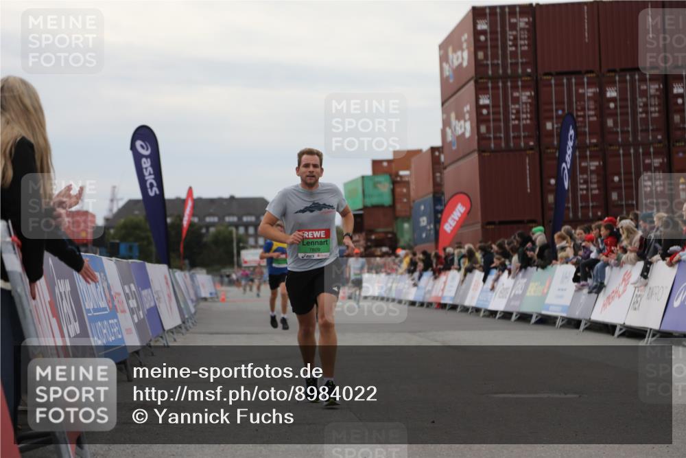 03.10.2025 - Köhlbrandbrückenlauf Yannick Fuchs http://msf.ph/oto/8984022 03.10.2025 15:54:49 Ziel 7068, 7809, 8872, 9481, 9590 meine-sportfotos.de