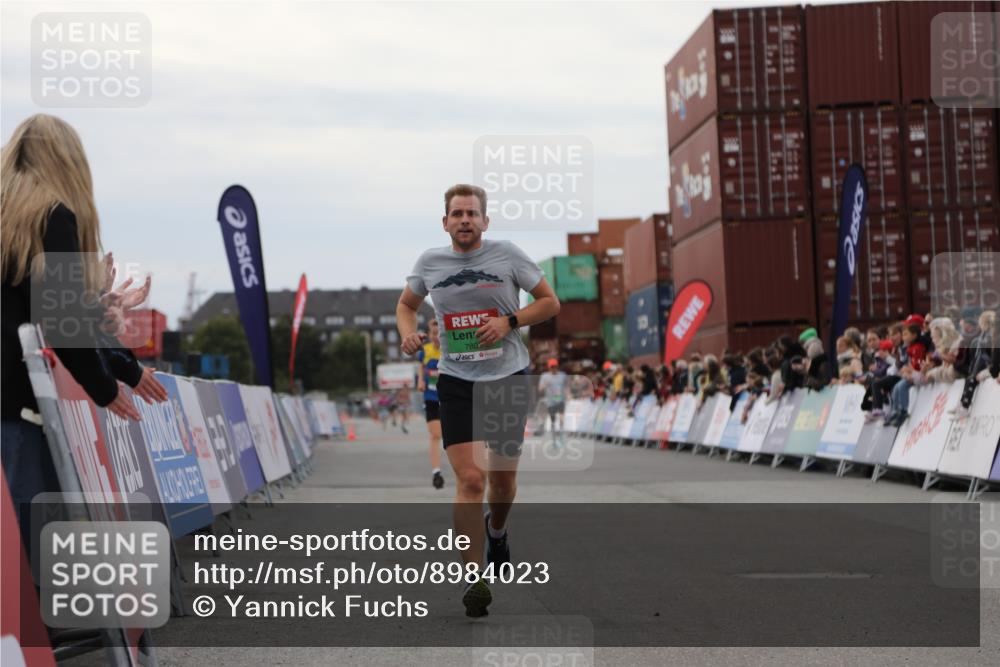 03.10.2025 - Köhlbrandbrückenlauf Yannick Fuchs http://msf.ph/oto/8984023 03.10.2025 15:54:50 Ziel 7068, 7809, 8872, 9481, 9590 meine-sportfotos.de