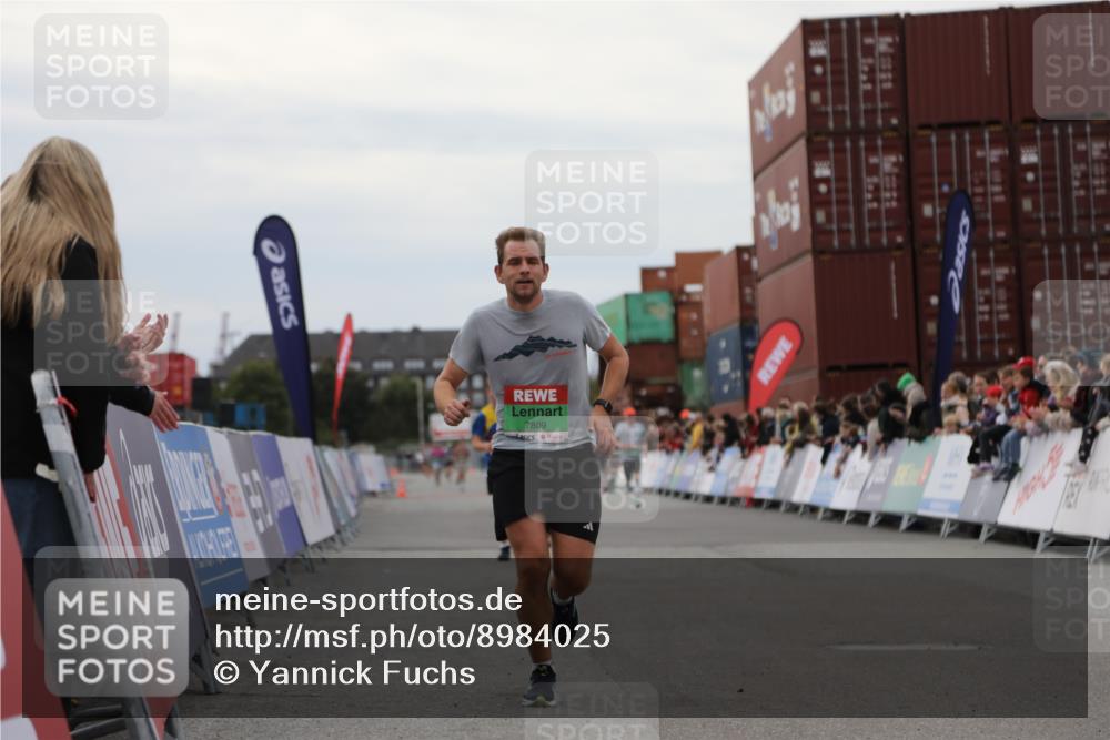 03.10.2025 - Köhlbrandbrückenlauf Yannick Fuchs http://msf.ph/oto/8984025 03.10.2025 15:54:50 Ziel 7068, 7809, 8872, 9481, 9590 meine-sportfotos.de