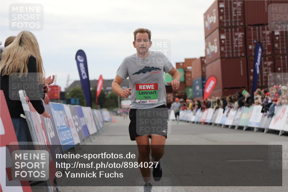 03.10.2025 - Köhlbrandbrückenlauf Yannick Fuchs http://msf.ph/oto/8984027 03.10.2025 15:54:51 Ziel 7809, 8872, 9481, 9590 meine-sportfotos.de