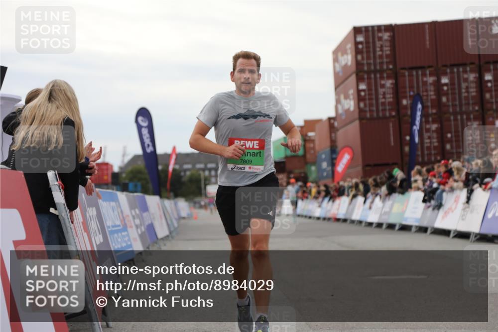 03.10.2025 - Köhlbrandbrückenlauf Yannick Fuchs http://msf.ph/oto/8984029 03.10.2025 15:54:51 Ziel 7809, 8872, 9481, 9590 meine-sportfotos.de