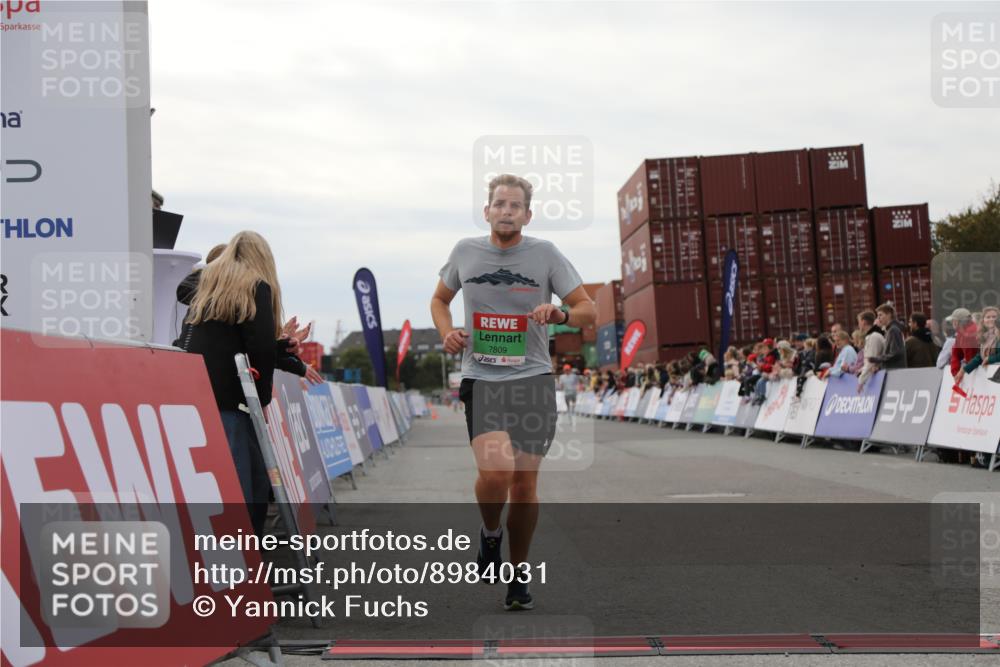 03.10.2025 - Köhlbrandbrückenlauf Yannick Fuchs http://msf.ph/oto/8984031 03.10.2025 15:54:51 Ziel 7809, 8872, 9481, 9590 meine-sportfotos.de