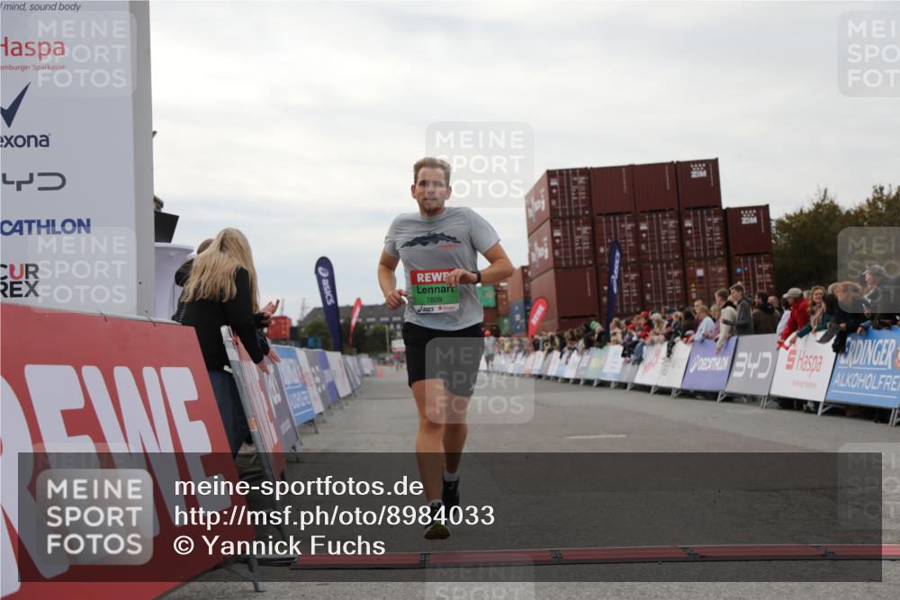03.10.2025 - Köhlbrandbrückenlauf Yannick Fuchs http://msf.ph/oto/8984033 03.10.2025 15:54:51 Ziel 7809, 8872, 9481, 9590 meine-sportfotos.de