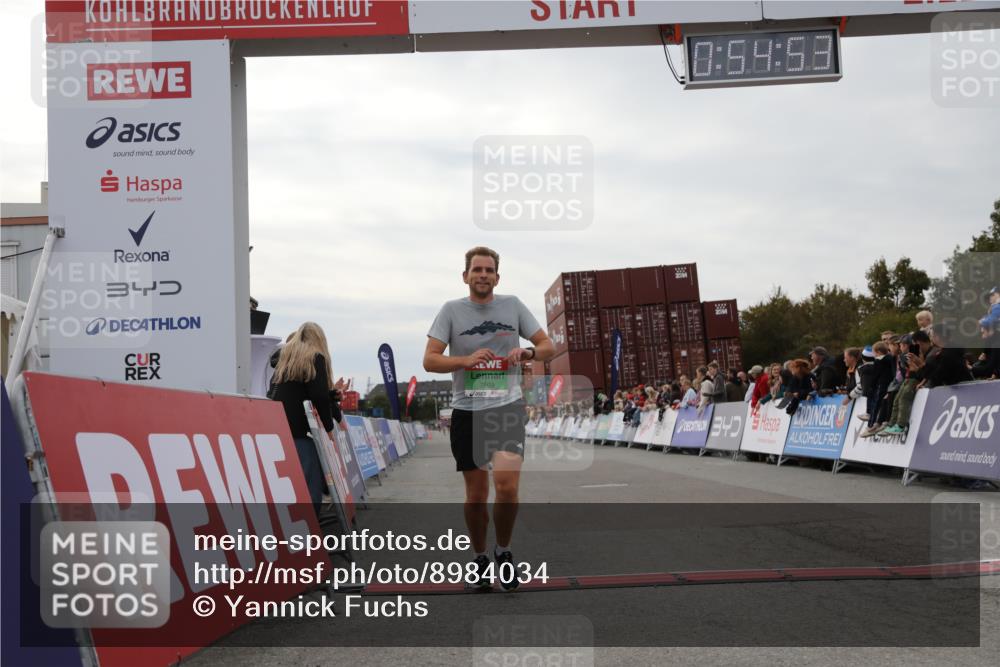 03.10.2025 - Köhlbrandbrückenlauf Yannick Fuchs http://msf.ph/oto/8984034 03.10.2025 15:54:52 Ziel 7809, 8872, 9481, 9590 meine-sportfotos.de