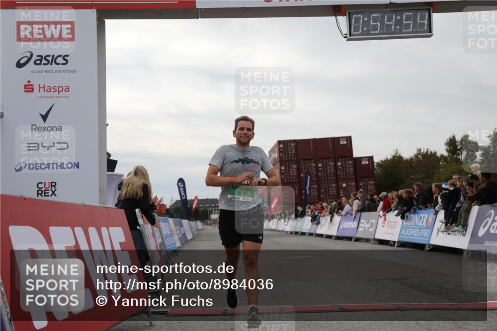 03.10.2025 - Köhlbrandbrückenlauf Yannick Fuchs http://msf.ph/oto/8984036 03.10.2025 15:54:52 Ziel 7809, 8872, 9481, 9590 meine-sportfotos.de