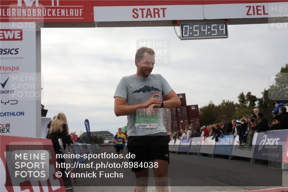 03.10.2025 - Köhlbrandbrückenlauf Yannick Fuchs http://msf.ph/oto/8984038 03.10.2025 15:54:52 Ziel 7809, 8872, 9481, 9590 meine-sportfotos.de