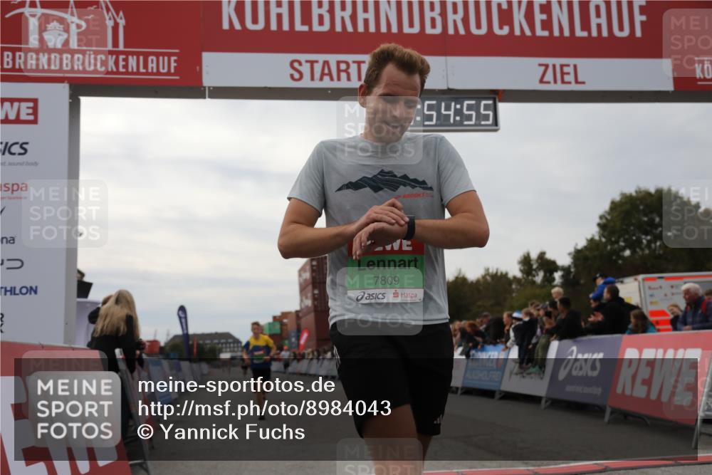 03.10.2025 - Köhlbrandbrückenlauf Yannick Fuchs http://msf.ph/oto/8984043 03.10.2025 15:54:53 Ziel 7010, 7597, 7809, 8872, 9481, 9590 meine-sportfotos.de