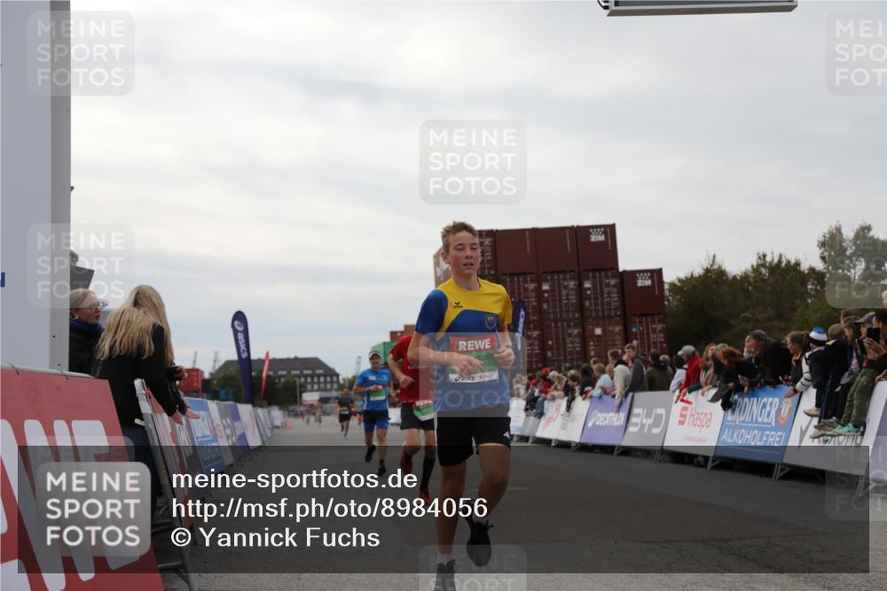 03.10.2025 - Köhlbrandbrückenlauf Yannick Fuchs http://msf.ph/oto/8984056 03.10.2025 15:54:55 Ziel 7010, 7597, 7809, 8872, 9481, 9590, 9594 meine-sportfotos.de