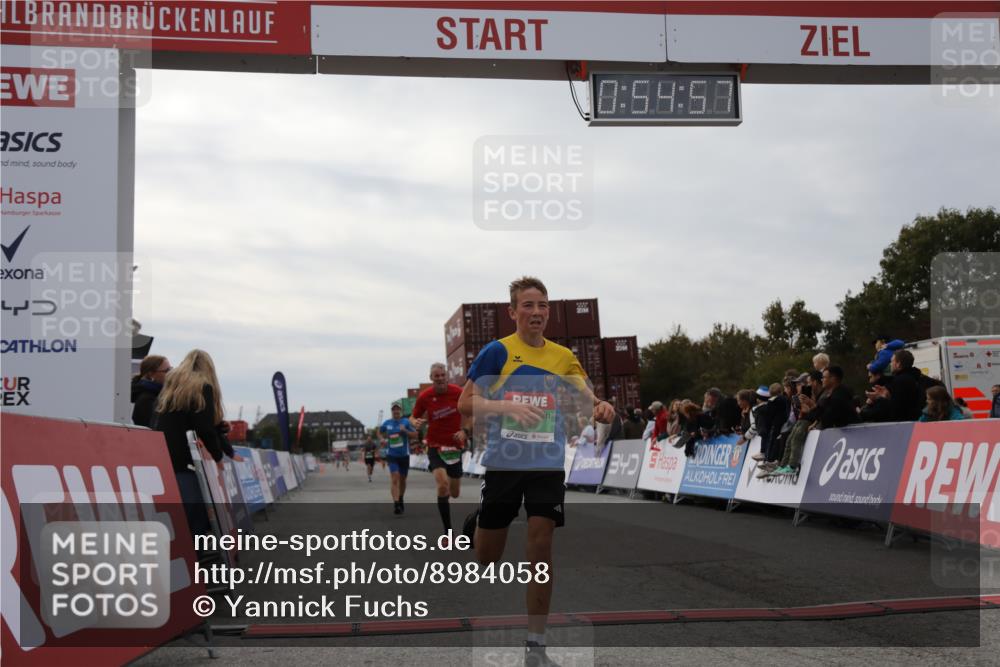 03.10.2025 - Köhlbrandbrückenlauf Yannick Fuchs http://msf.ph/oto/8984058 03.10.2025 15:54:55 Ziel 7010, 7597, 7809, 8872, 9481, 9590, 9594 meine-sportfotos.de