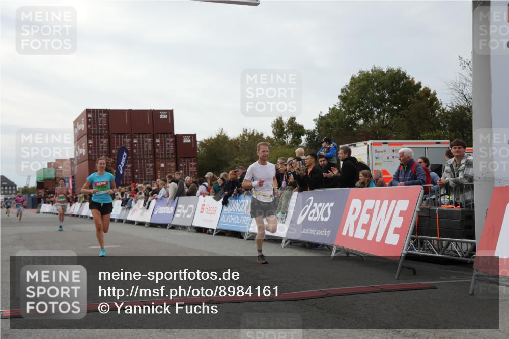 03.10.2025 - Köhlbrandbrückenlauf Yannick Fuchs http://msf.ph/oto/8984161 03.10.2025 15:55:08 Ziel 7040, 7053, 7100, 7898 meine-sportfotos.de