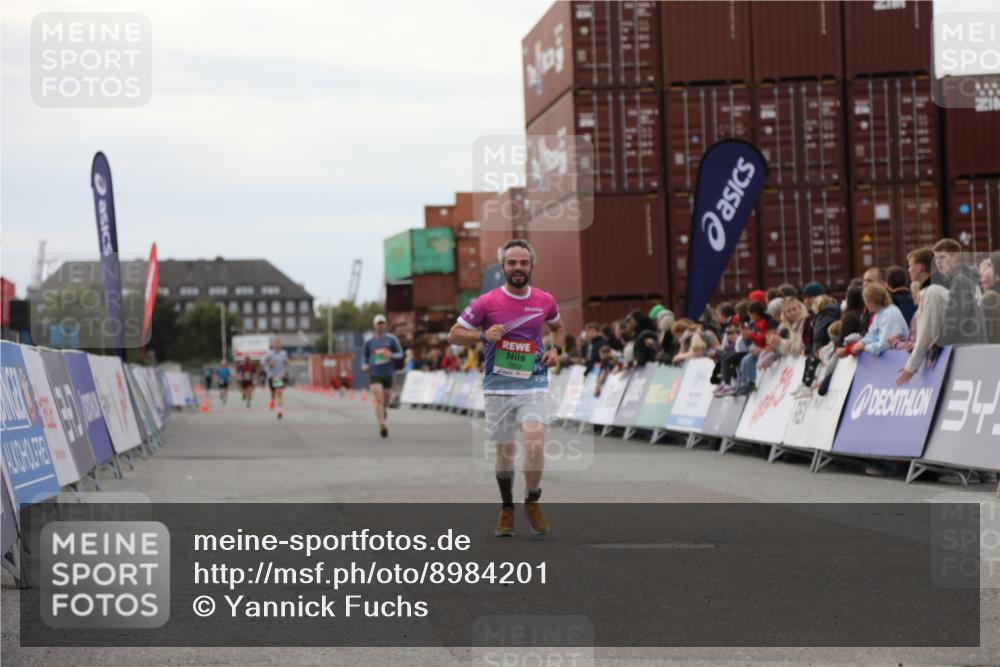 03.10.2025 - Köhlbrandbrückenlauf Yannick Fuchs http://msf.ph/oto/8984201 03.10.2025 15:55:14 Ziel 7053, 7100, 7197 meine-sportfotos.de