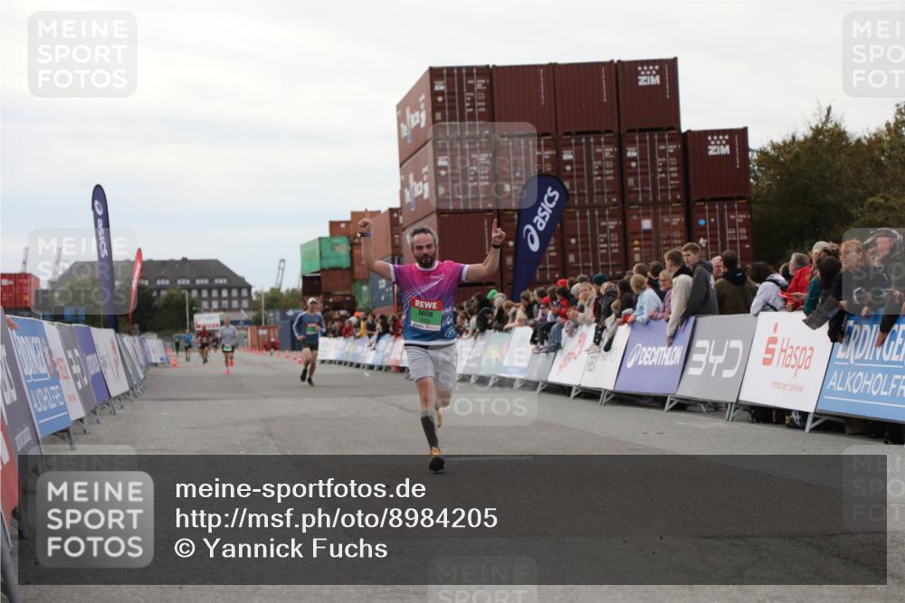 03.10.2025 - Köhlbrandbrückenlauf Yannick Fuchs http://msf.ph/oto/8984205 03.10.2025 15:55:14 Ziel 7053, 7100, 7197 meine-sportfotos.de