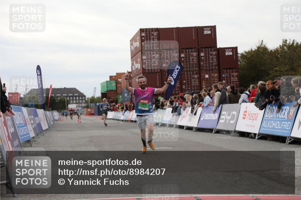 03.10.2025 - Köhlbrandbrückenlauf Yannick Fuchs http://msf.ph/oto/8984207 03.10.2025 15:55:14 Ziel 7053, 7100, 7197 meine-sportfotos.de