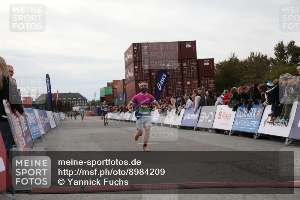 03.10.2025 - Köhlbrandbrückenlauf Yannick Fuchs http://msf.ph/oto/8984209 03.10.2025 15:55:15 Ziel 7053, 7100, 7197 meine-sportfotos.de