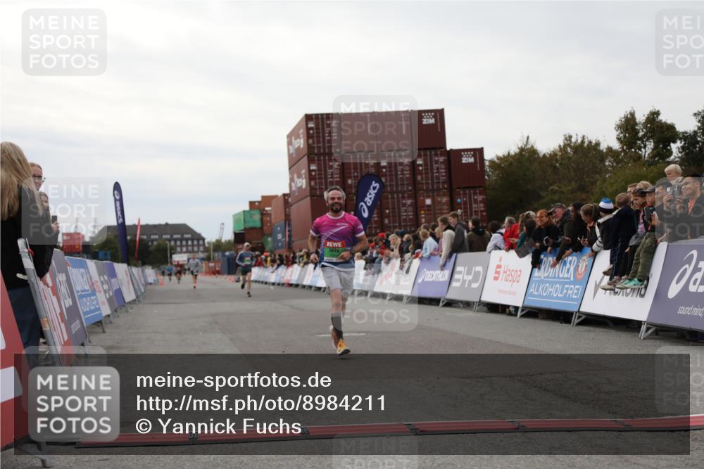 03.10.2025 - Köhlbrandbrückenlauf Yannick Fuchs http://msf.ph/oto/8984211 03.10.2025 15:55:15 Ziel 7053, 7100, 7197 meine-sportfotos.de