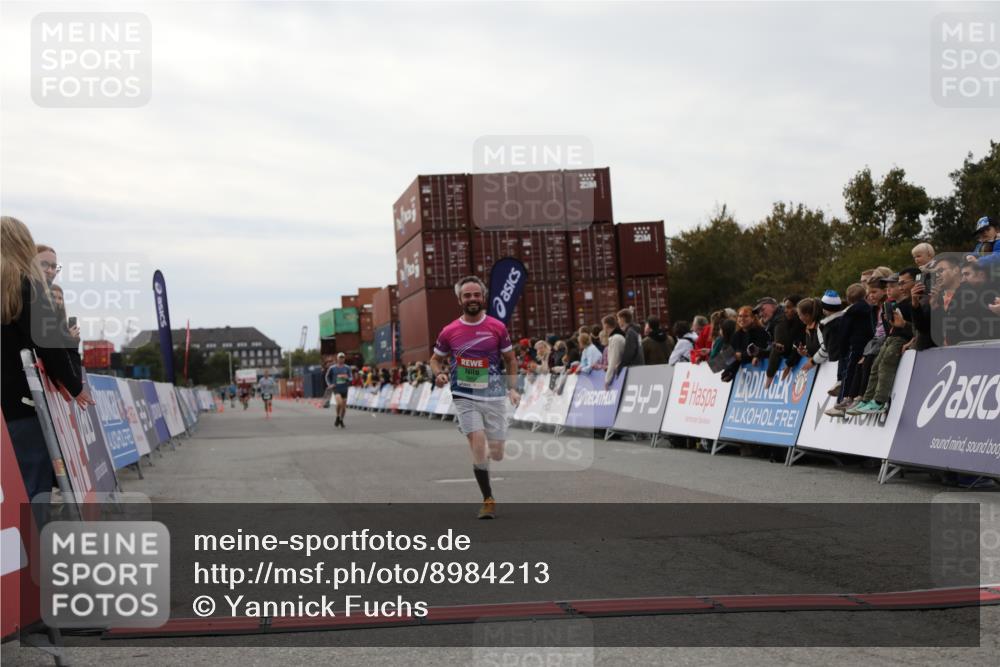 03.10.2025 - Köhlbrandbrückenlauf Yannick Fuchs http://msf.ph/oto/8984213 03.10.2025 15:55:15 Ziel 7053, 7100, 7197 meine-sportfotos.de