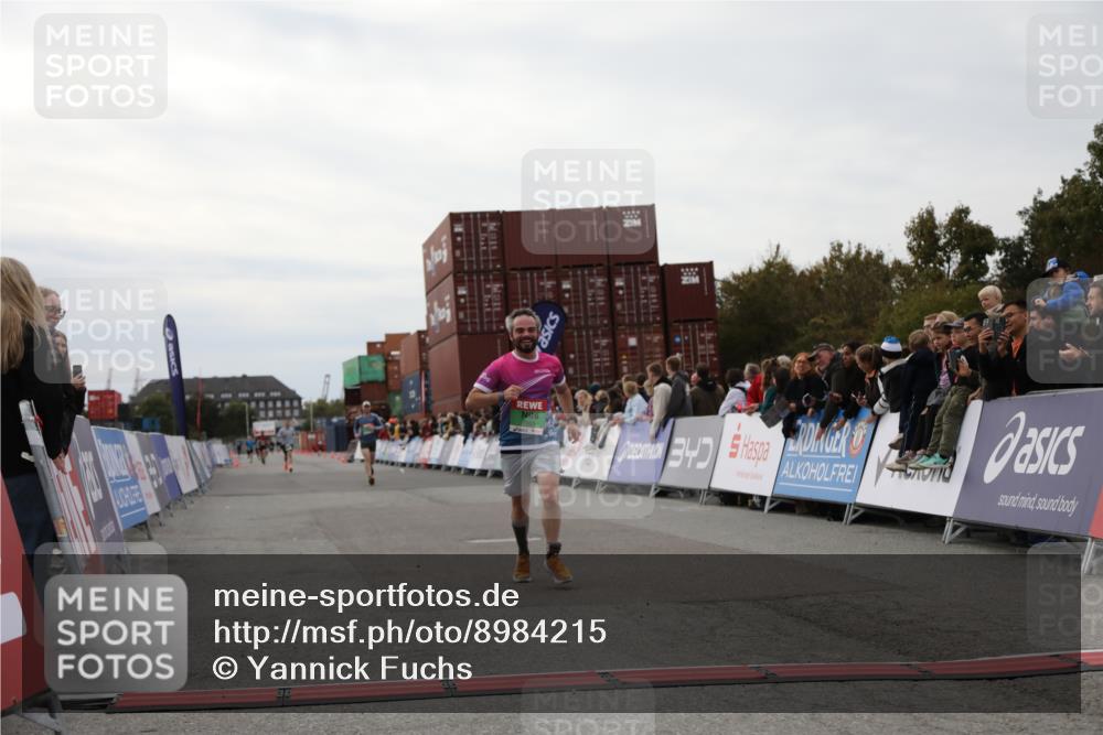 03.10.2025 - Köhlbrandbrückenlauf Yannick Fuchs http://msf.ph/oto/8984215 03.10.2025 15:55:15 Ziel 7053, 7100, 7197 meine-sportfotos.de