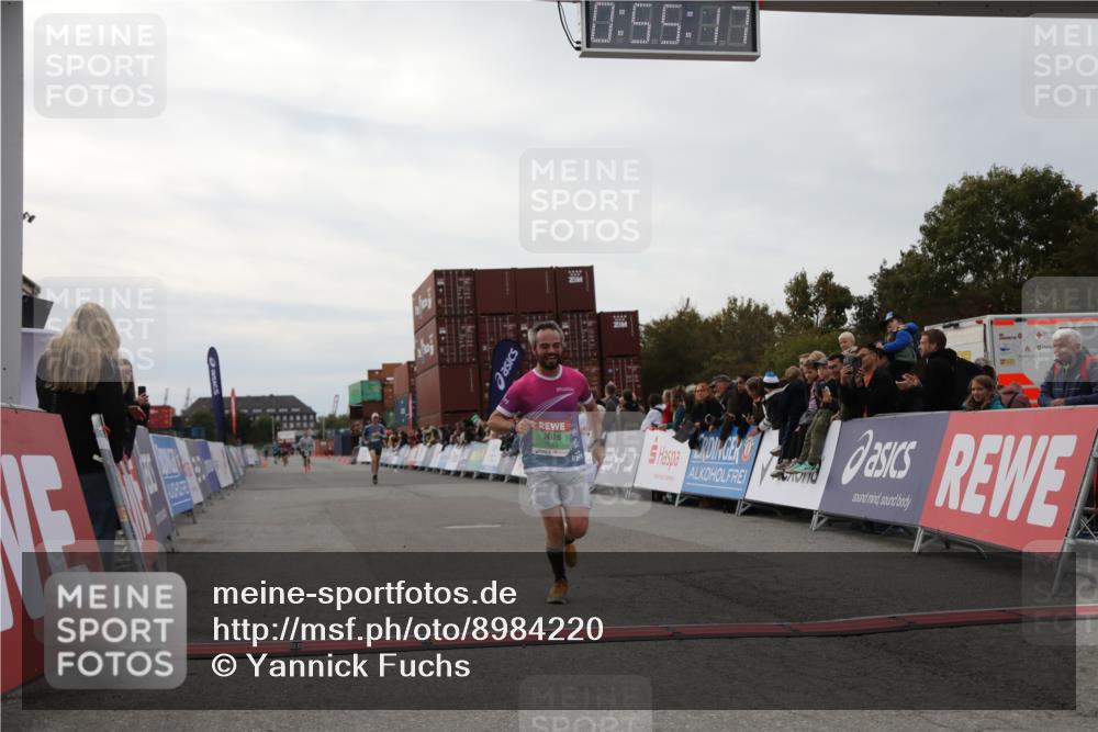03.10.2025 - Köhlbrandbrückenlauf Yannick Fuchs http://msf.ph/oto/8984220 03.10.2025 15:55:16 Ziel 7053, 7100, 7197 meine-sportfotos.de