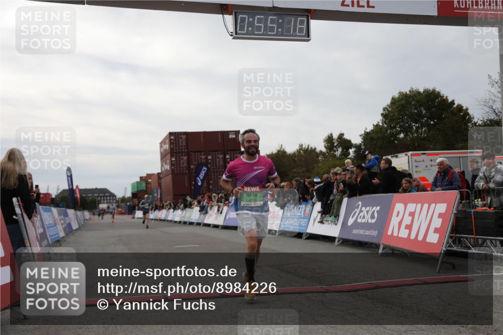 03.10.2025 - Köhlbrandbrückenlauf Yannick Fuchs http://msf.ph/oto/8984226 03.10.2025 15:55:16 Ziel 7053, 7100, 7197 meine-sportfotos.de